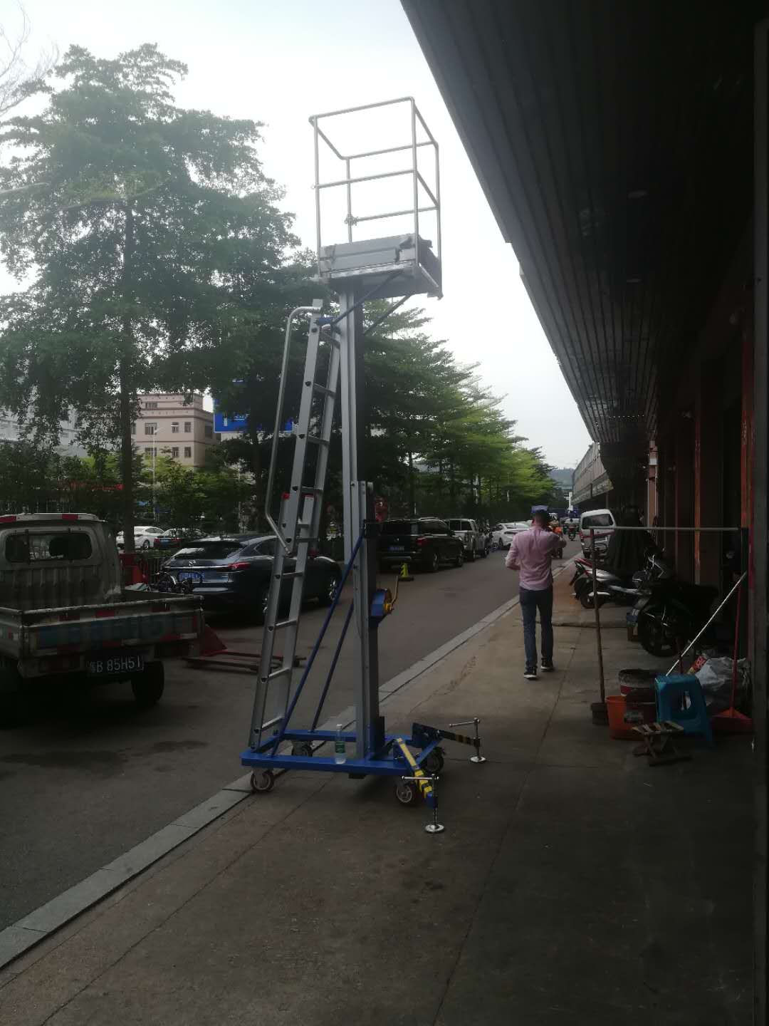 深圳东莞物业灯具更换的手摇升降梯SP32