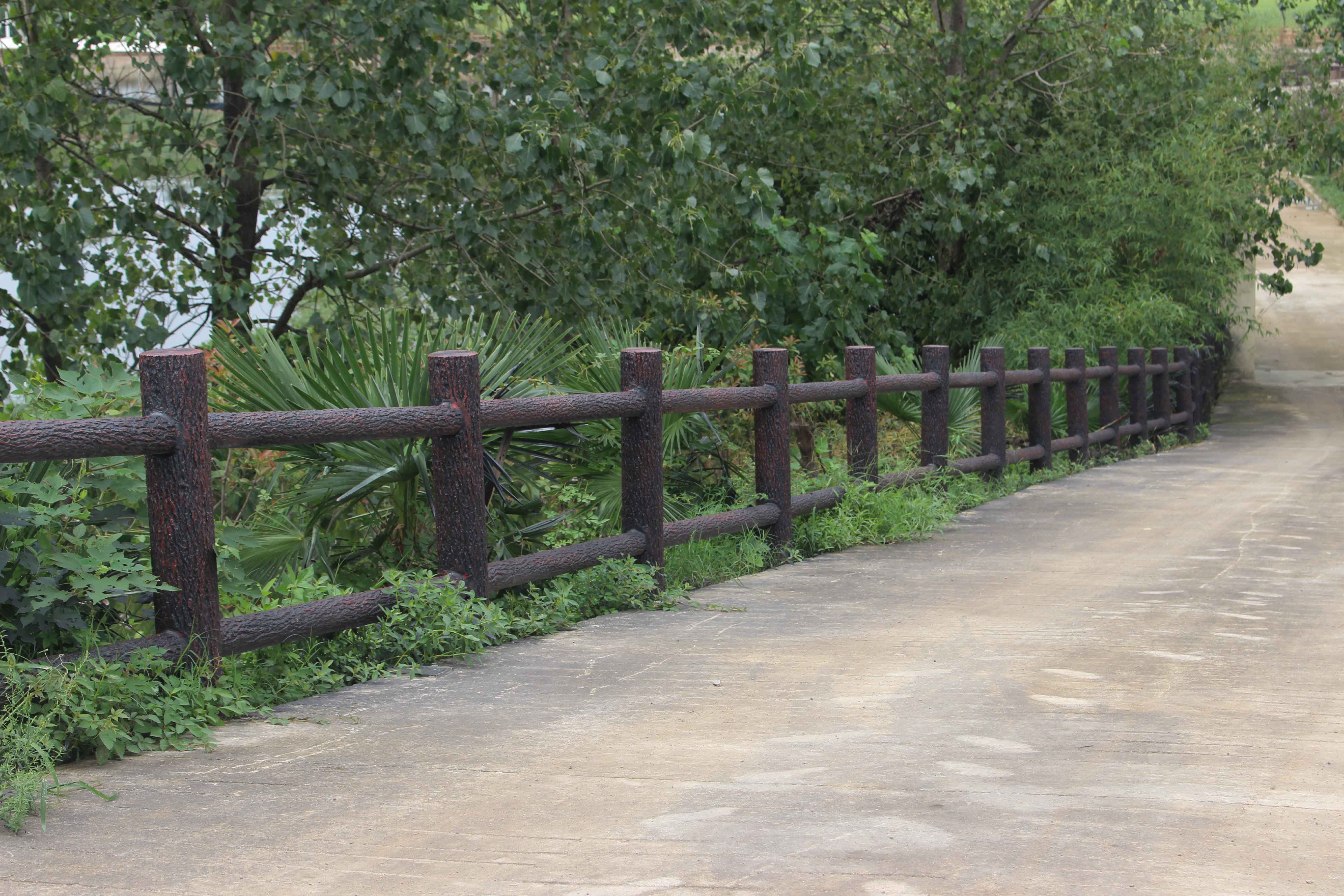 仿树皮护栏