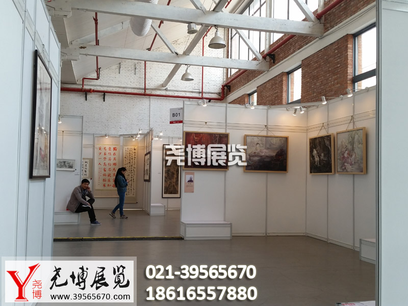 上海室内作品展布置，室内大厅画展布置