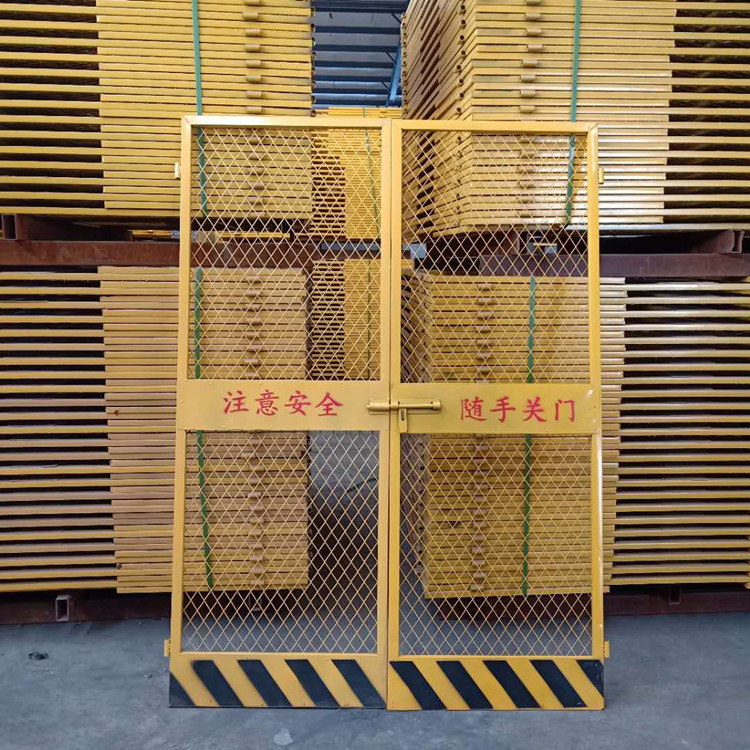 工地专用人货梯安全门@怀州工地专用人货梯安全门实体厂家