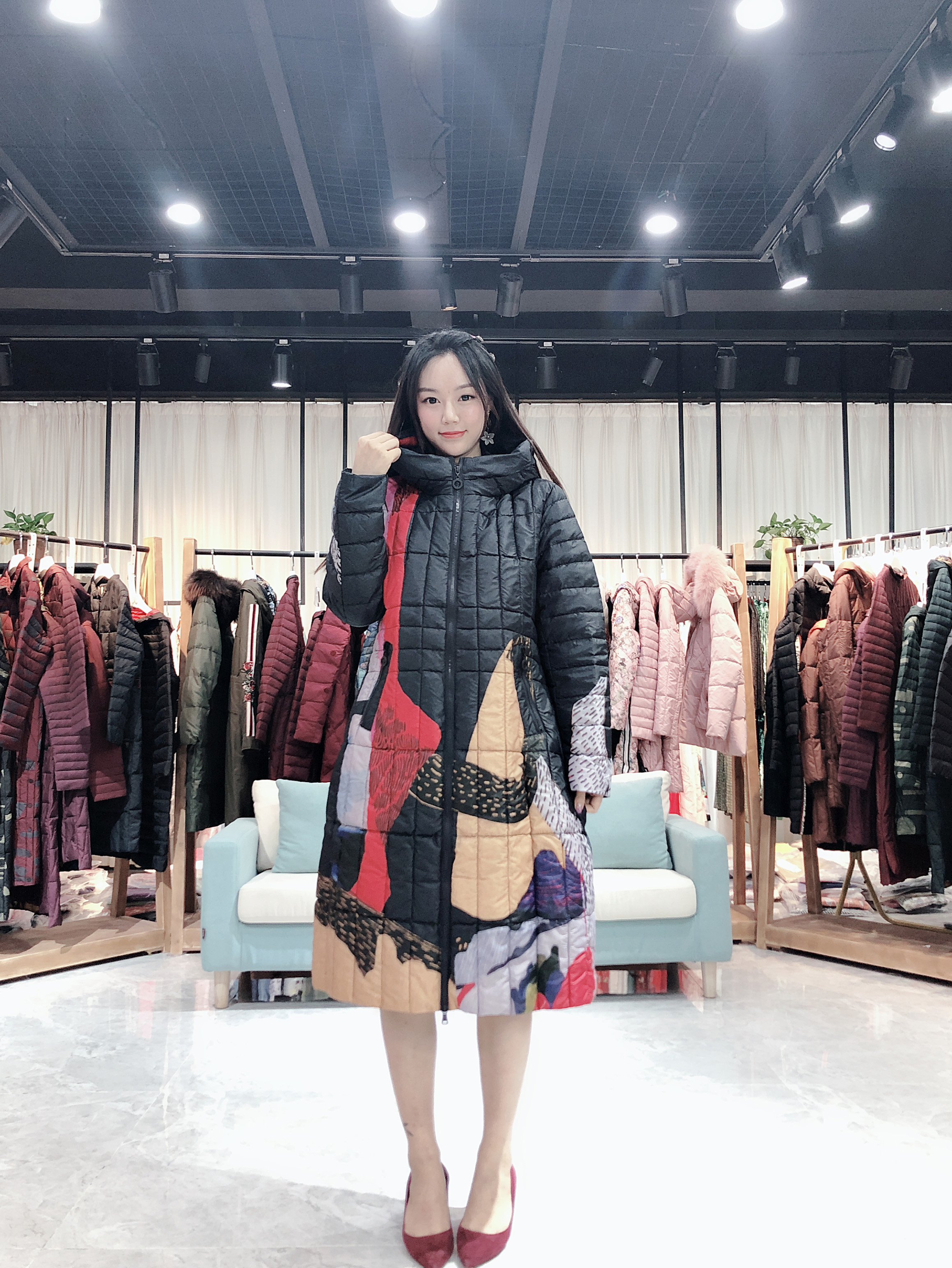 厂家一手货源2019冬季长款羽绒服宝莱***品牌折扣女装批发