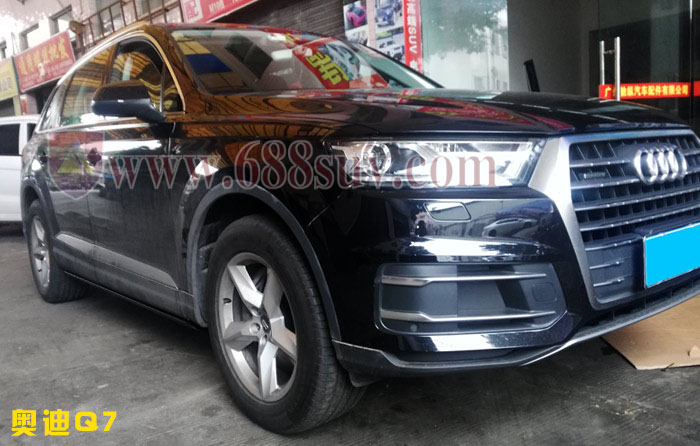 奥迪Q7电动踏板降低登车高度起到降低跨步幅度的作用舒适性更好