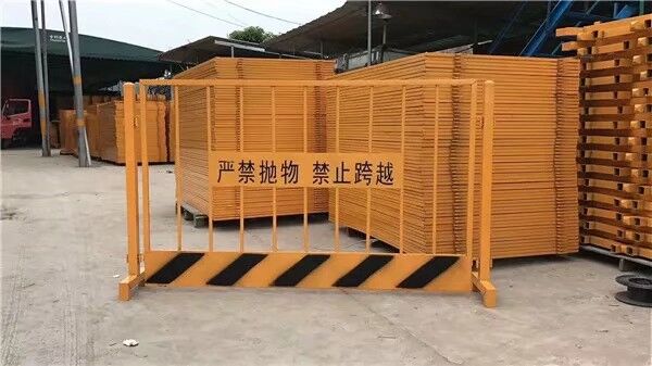 工具式临边安全围栏 阳泉铁丝隔离电梯防护门工厂