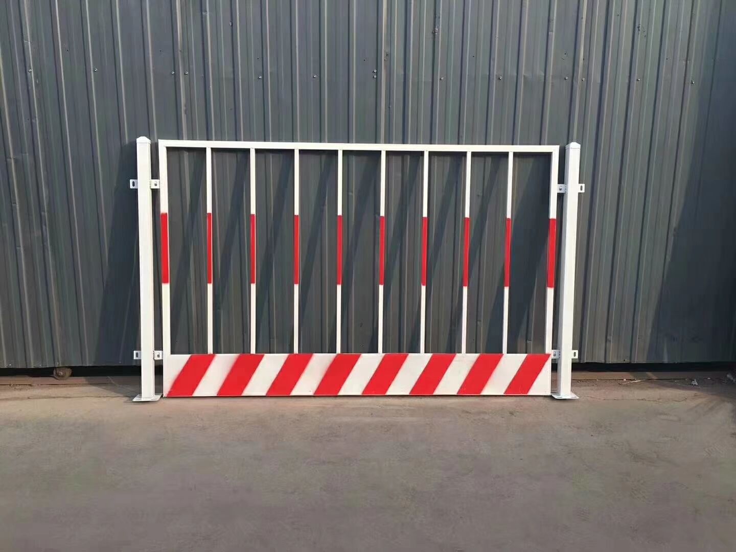 安全施工护栏 德州基坑电梯安全防护门销售