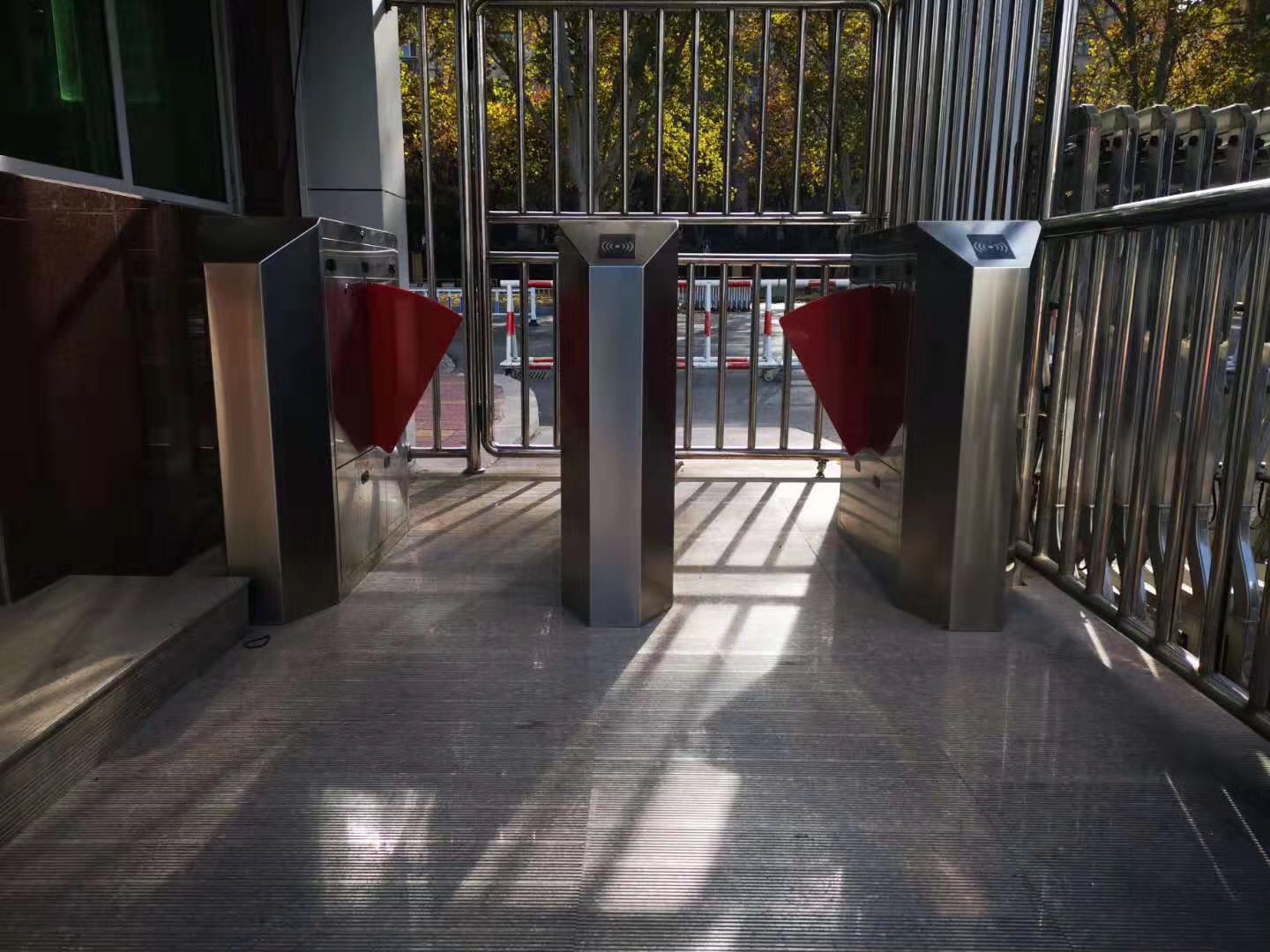恒尔科贸***郑州人行道闸-郑州小区智能人行道闸安装