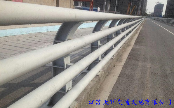 近设计研发的桥梁防撞护栏