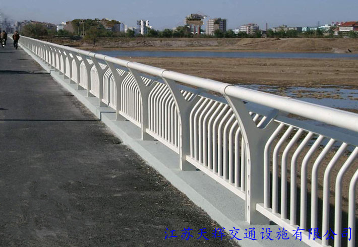 灯光桥梁护栏给桥上行人照亮桥面