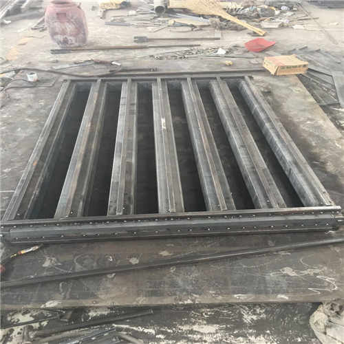 铁路路基防护栅栏模具_水泥护栏制作_按铁路通线标准生产