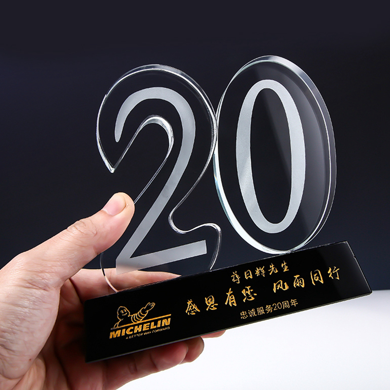 员工入职周年水晶数字摆件推荐、公司周年活动做什么纪念品好