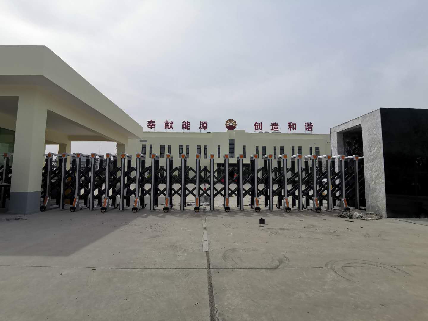 泰安迎金学校卷帘门的区别之处