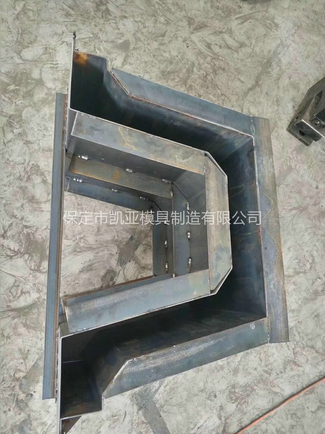 定制边沟u型槽模具 高速公路u型槽模具厂家