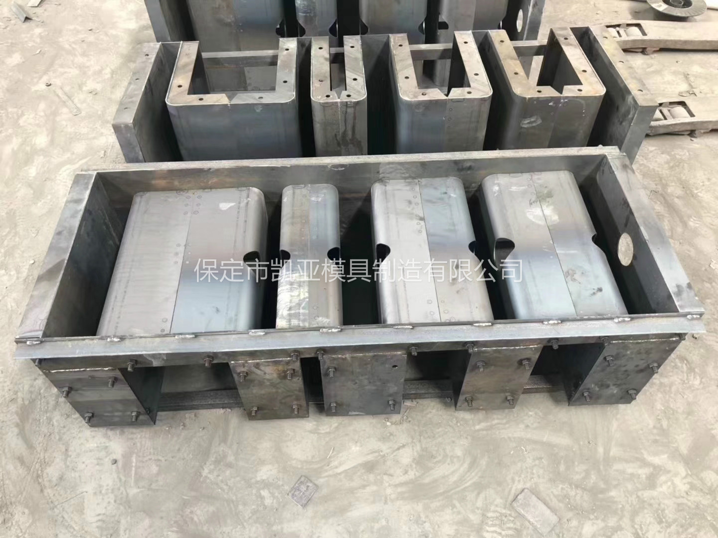 价格低的边沟水泥u型排水槽模具 农田u型排水槽模具制造厂家