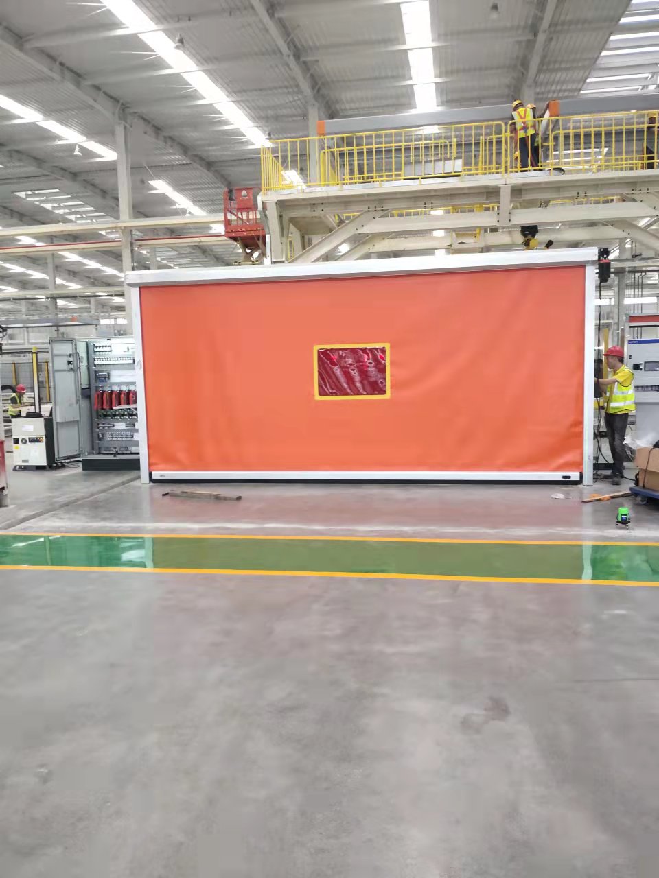 阔曼焊接防护门》防弧光卷帘门》焊接防护屏》机器人焊接站防护门